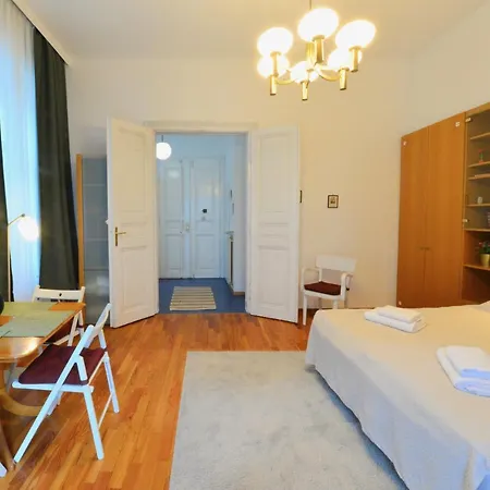 Apartment Charming With Balcony In Hip & Trendy Margareten *