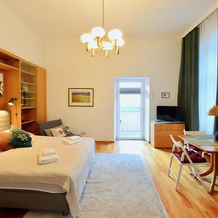 Charming With Balcony In Hip & Trendy Margareten *