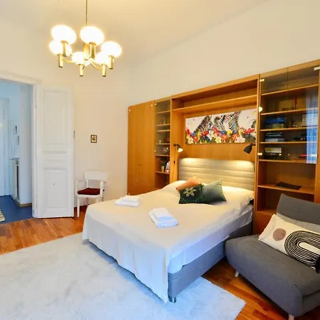 Apartment Charming With Balcony In Hip & Trendy Margareten