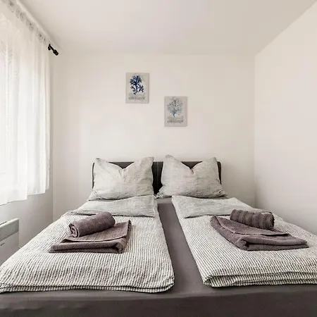 Cozy Renovated Close To Schoenbrunn Palace Apartment