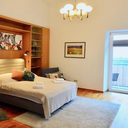 Apartment Charming With Balcony In Hip & Trendy Margareten