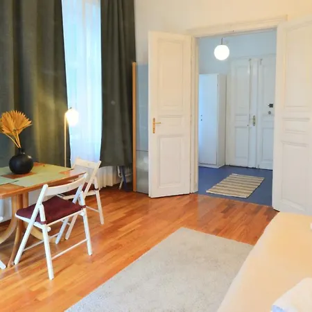 Charming With Balcony In Hip & Trendy Margareten *