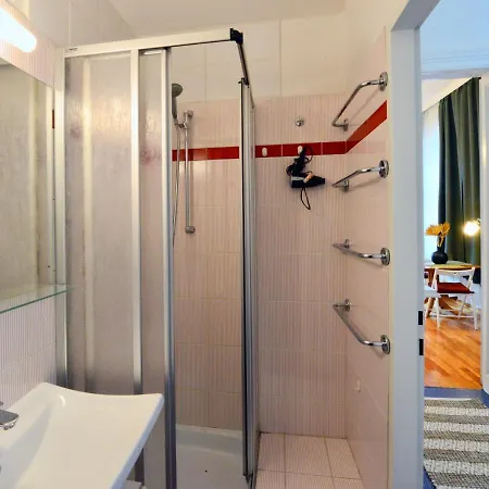 Charming With Balcony In Hip & Trendy Margareten *