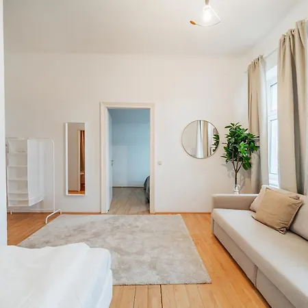 Stylisch In Vienna's 18th District Viyana