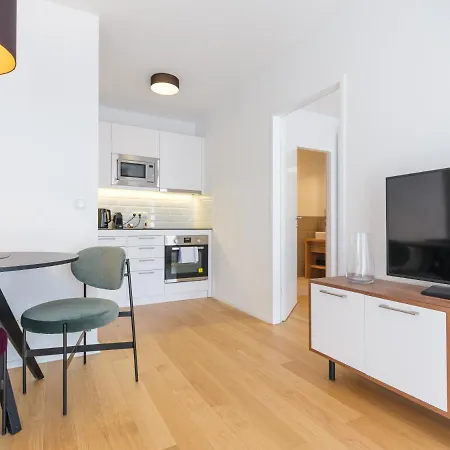 Myfavorit - Spacious Next To Puplic Transport U1 Direct Connection To Citycenter Apartment