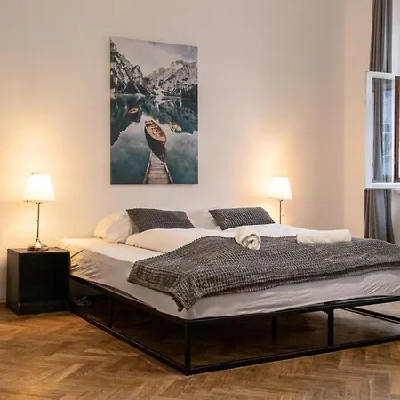 Spacious 2br Apt.-near Wiener Stadthalle Apartment *