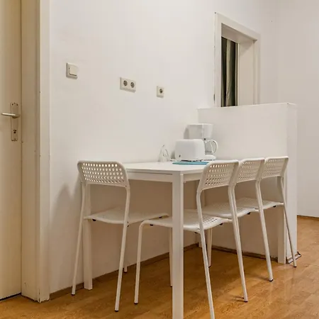 Spacious 2br Apt.-near Wiener Stadthalle Apartment *