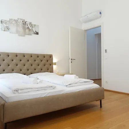 4 Red Star 8 Apartment *