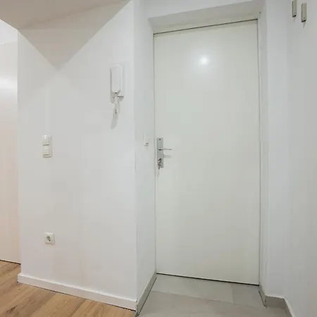 1br With A Queen-size Bed And Terrace - Contactless 24h Check-in Wien