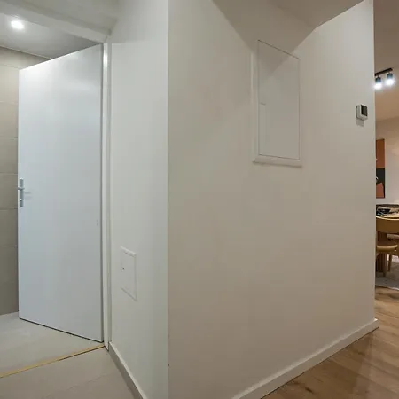 1br With A Queen-size Bed And Terrace - Contactless 24h Check-in Wien