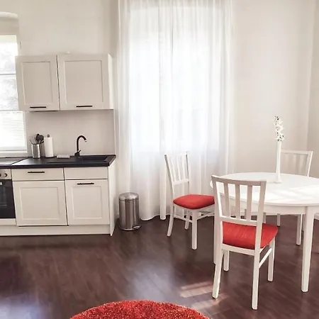 Helle Zweiraumwohnung In Wohngebiet Lägenhet