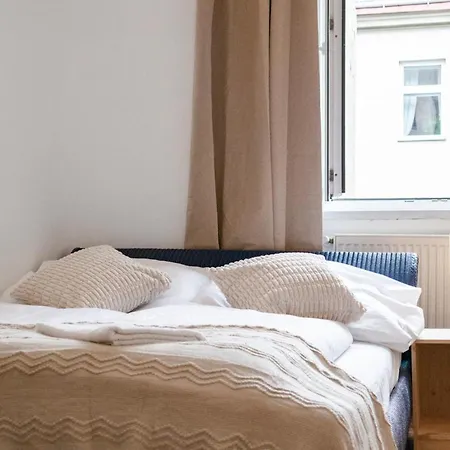 Peaceful 2 Bedroom With Backyard In Prime Location Vienna