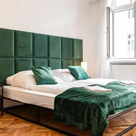 Peaceful 2 Bedroom With Backyard In Prime Location * Vienna