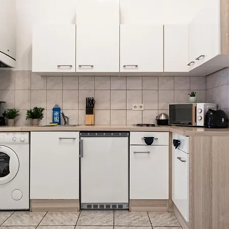Peaceful 2 Bedroom With Backyard In Prime Location * Vienna