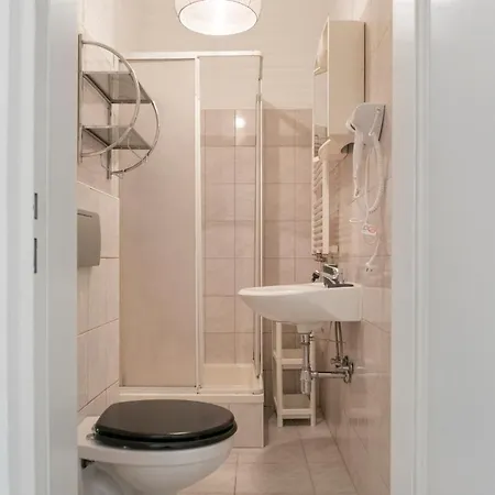 Peaceful 2 Bedroom With Backyard In Prime Location Apartment *