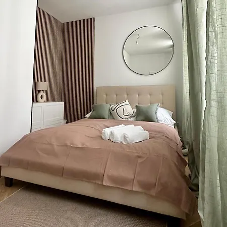 Designer Near Main Station Apartment