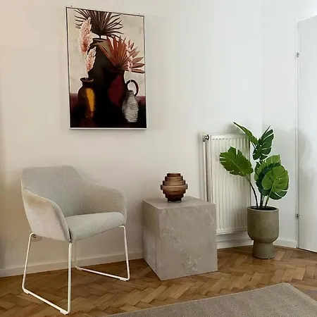 Apartment Designer Near Main Station *