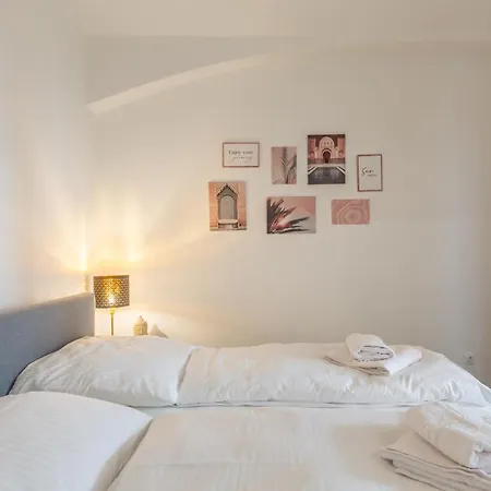 Xxxl Bed/ Free Parking/ Apartment *