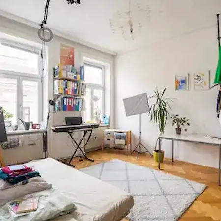 Homestay Fro-media - Streetside 2 - Community Space *