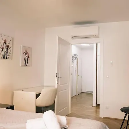 Pink Prater Apartment