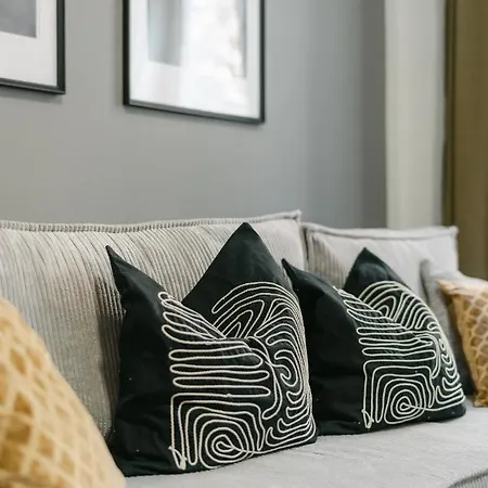 Cozy Perfect For 4-6 Tv Metro Self-checkin