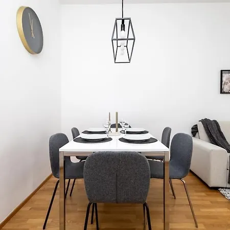 Orestaliving - 2br On The Danube Canal