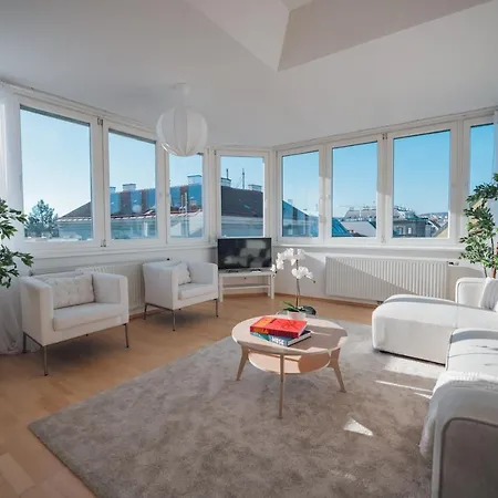 Stylish With Breathtaking Rooftop Views *