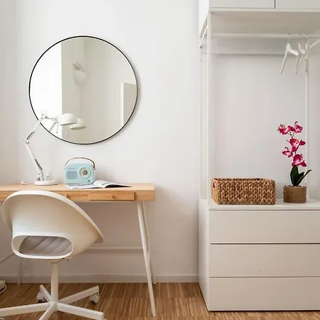 Pristine 1br Steps From By Hm *