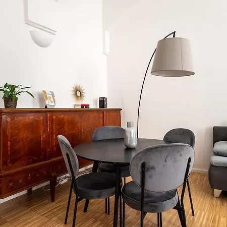 Pristine 1br Steps From By Hm Vienna