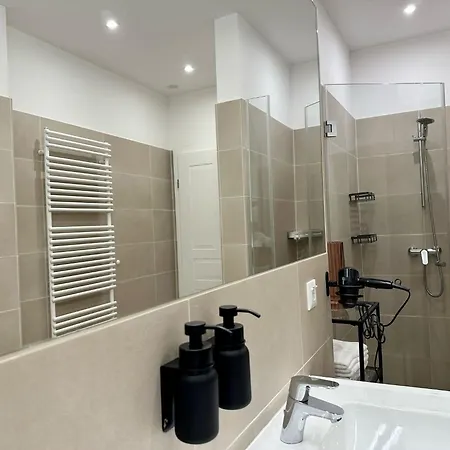 Apartment Designer Near Main Station *
