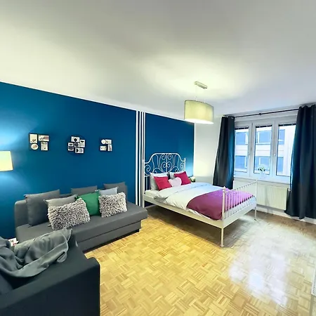 Design 3 Bedroom Near Main Train Station *