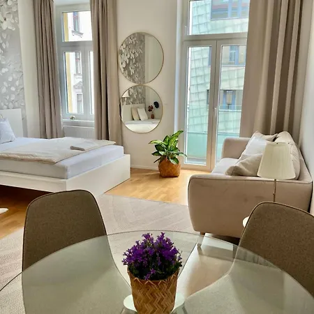 Zentrales Mit Balkon * Vienna