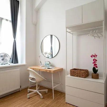 Pristine 1br Steps From By Hm *