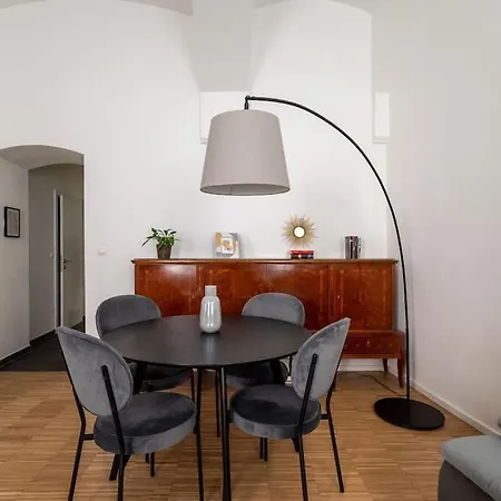 Pristine 1br Steps From By Hm * Vienna