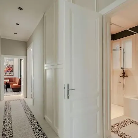 Apartment Viennese Jewel I 120 M² I Quiet Area *