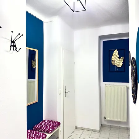 Design 3 Bedroom Near Main Train Station Apartment *