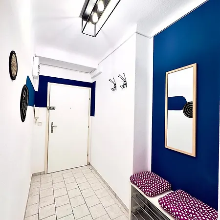 Design 3 Bedroom Near Main Train Station Apartment *