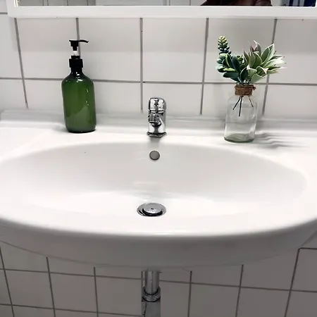 Apartment Design 3 Bedroom Near Main Train Station *