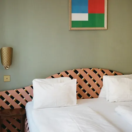 Hotel Am Brillantengrund 3*