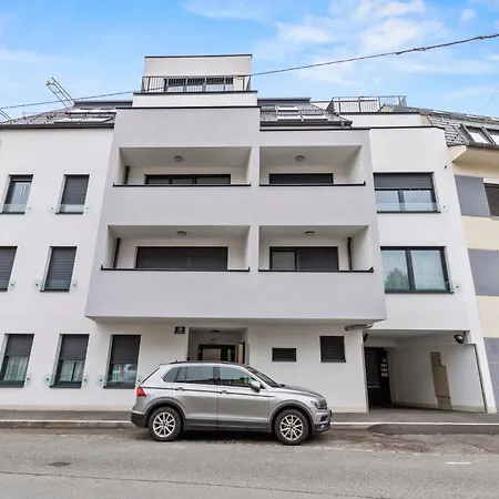 Paid Parking - 1 Minute To Public Transport - 3 Min To Supermarket And Pharmacy *