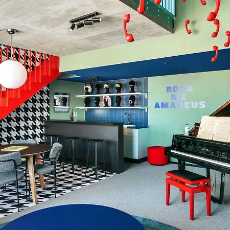 The Social Hub 4*