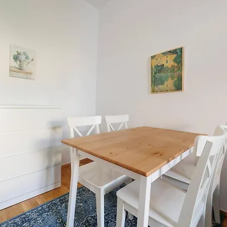 Modern - Netflix 2 Bedroom Apartment *