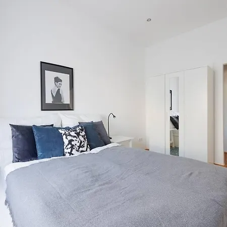 Modern - Netflix 2 Bedroom Apartment *