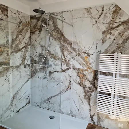 Apartment Newly Renovated 3 Bedroom With Ac And Bath Tub
