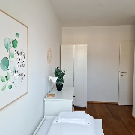 Newly Renovated 3 Bedroom With Ac And Bath Tub Apartment