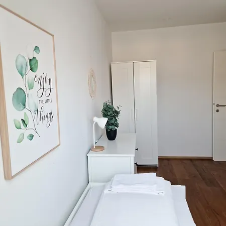 Apartment Newly Renovated 3 Bedroom With Ac And Bath Tub *