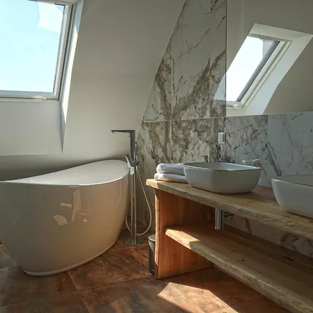 Newly Renovated 3 Bedroom With Ac And Bath Tub Apartment *
