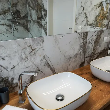 Newly Renovated 3 Bedroom With Ac And Bath Tub *