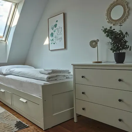 Newly Renovated 3 Bedroom With Ac And Bath Tub Apartment *
