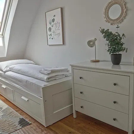 Apartment Newly Renovated 3 Bedroom With Ac And Bath Tub *